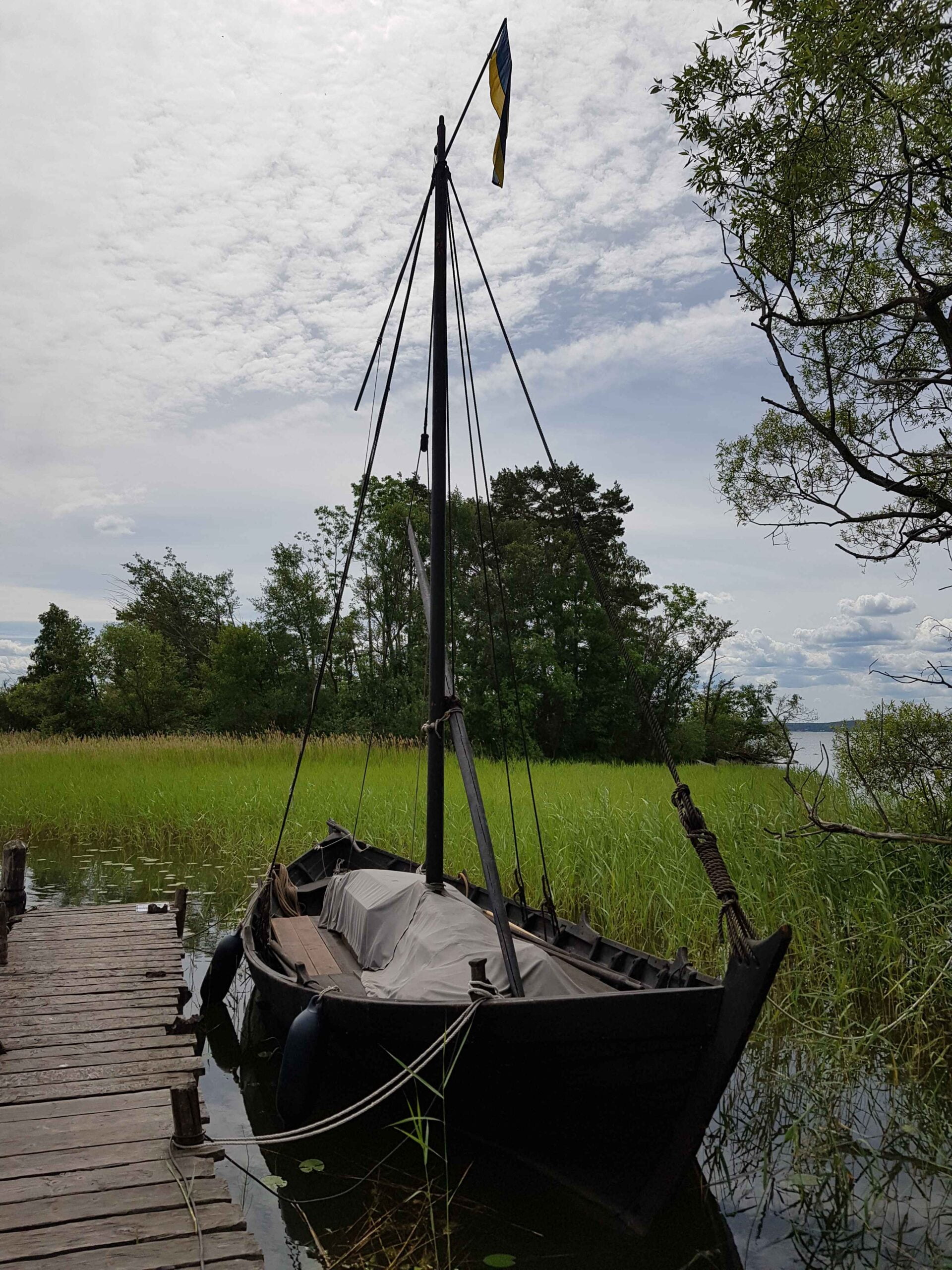 Kleines Segelboot an einem Pier vertäut
