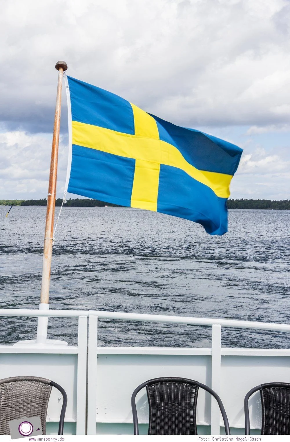 Schwedische Flagge auf einem Boot im See